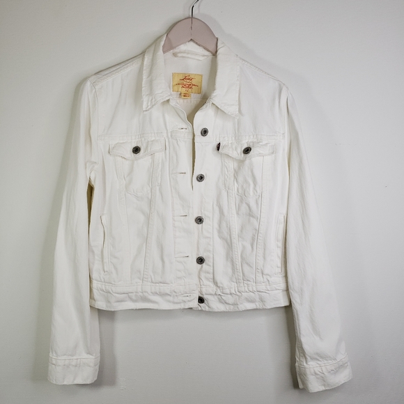 white jean jacket levis